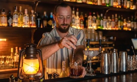 Für 4 Personen: Premium Cocktail nach Wahl (Di. - Do. ab 17 Uhr einlösbar)