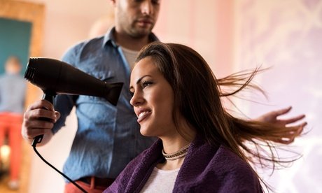 Inkl. Foliensträhnen oder Ansatzfarbe + Waschen Schneiden und Föhnen für Damen (einlösbar Mo.- Do.)