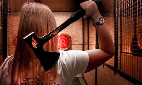 85 Minuten Axt-& Messerwerfen für bis zu 4 Personen auf zwei Bahnen (einlösbar Di. - Fr.)