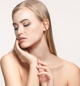 Mit 2 ml Hyaluron: Tiefenflutung des gesamten Gesichts