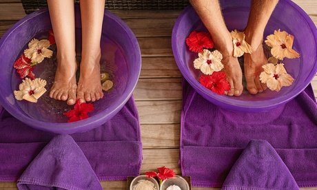 90 Min. Verwöhnpaket mit Gesichtsbehandlung und Wellness-Pediküre für 1 Person inkl. Glas Sekt und Pralinenverkostung