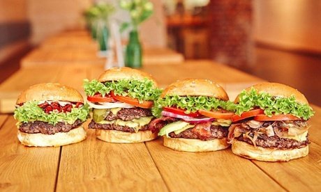 Für 4 Personen: Burger nach Wahl + Pommes