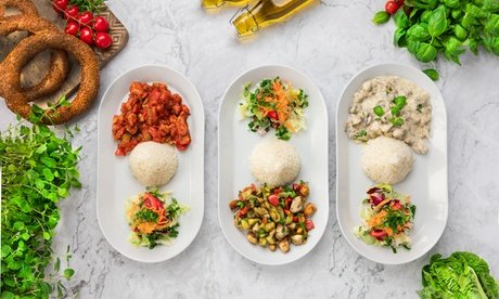 Für 1 Person: Ein Chicken-Gericht + Reis + Salat nach Wahl inkl. ein Dessert