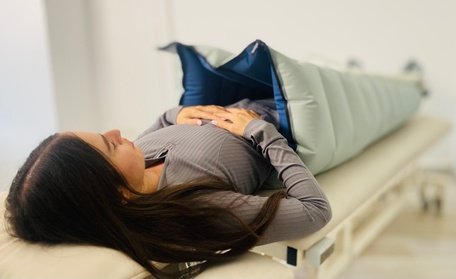 Eine 60-minütige Lymphdrainage-Massage mit Lymphomatherapiegeräten