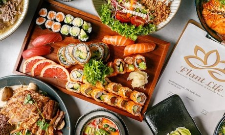 Für 4 Personen: 3-Gänge-Menü mit Lachs-Sushiplatte XXL