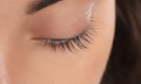 Mit Volumen-Technik und bis zu 100 Wimpern pro Auge: Wimpernverlängerung