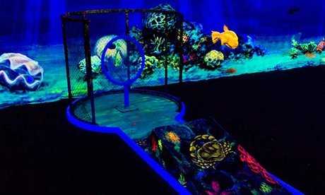 Für 2 Erwachsene: 3D-Schwarzlicht-Minigolf inkl. Leihbrille