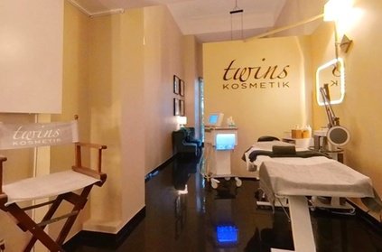 2x 40 Min. Luxus Hyaluron-Behandlung inkl. Augenbrauenzupfen mit Fadentechnik