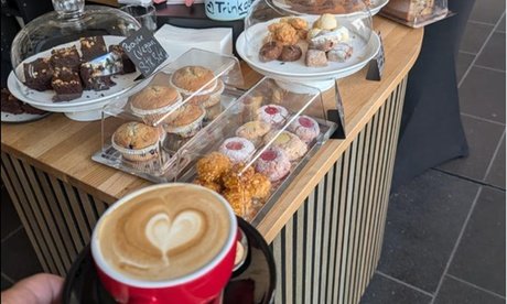 Für 4 Personen: Großer Matcha oder Heißgetränk nach Wahl & Stück Kuchen