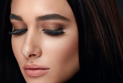 90 Min. Gesichtsbehandlung Deluxe und Augenbrauenkorrektur inkl. Getränk für 1 Person