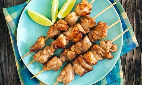 Yakitoriplatte mit verschiedenen Spießen und Getränk für 2 Personen