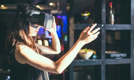 Für 4 Personen (einlösbar von Di.-Do.): 60 Min. VR Experience mit Getränk
