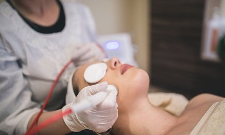 Gesichtsbehandlung mit Mikrodermabrasion und 30 Min. Rückenmassage