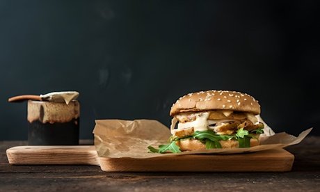 Für 4 Personen: Burger-Menü nach Wahl mit Pommes frites und Softdrink (nur für Neukunden)