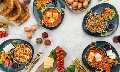 Für 4 Personen: Reichhaltiges mediterranes Frühstück nach Wahl