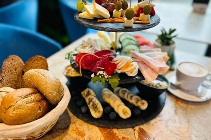 Für 4 Personen: Frühstücksplatte oder Frühstücksbowl inkl. Heißgetränk nach Wahl