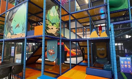 Eintritt für 2 Erwachsene und 2 Kinder inkl. Slush Eis und Pangea Becher (Mi.-Fr. von 11:30 Uhr- 19 Uhr)