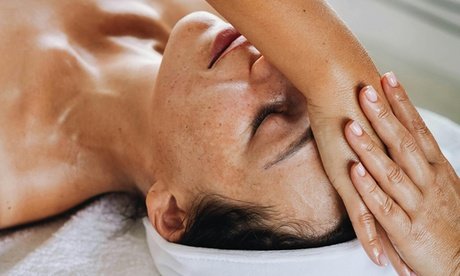 50 Min. Relax-Moment: Gesichts- Nacken- & Dekolleté-Massage mit Peeling & Maske