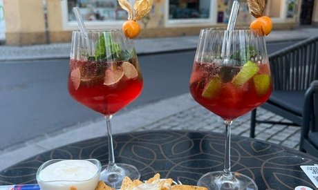 Für 1 Person: Cocktail nach Wahl inkl. Nachos mit Dips