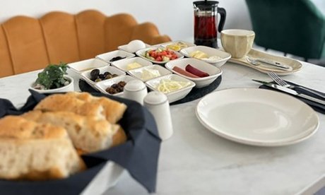 Für 2 Personen: Kolbörek Frühstück inkl. Heißgetränk nach Wahl (einlösbar Mo. - Fr. von 9 - 13:30 Uhr)