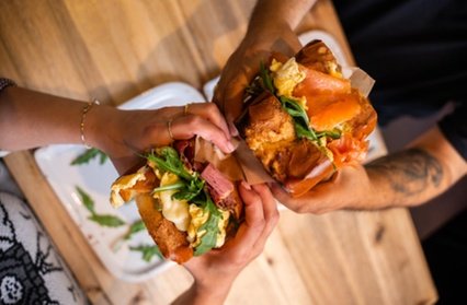 Für 2 Personen: Egg Drop Sandwich (Briochebrot mit Rühreier) inkl. Getränk