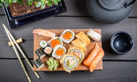 Für 2 Personen: 3-Gänge-Menü: Große gemischte Sushiplatte inkl. Miso Suppe & Dessert