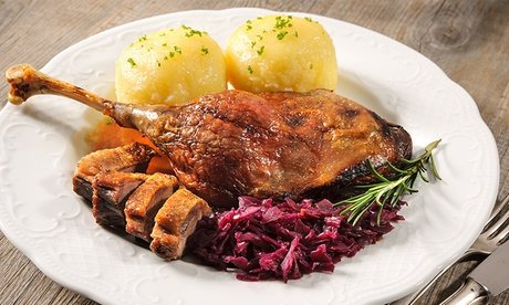 Für 2 Personen: Gänsekeule mit Rotkohl und Klößen