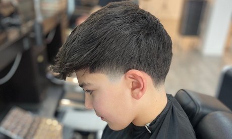 Für Jungen: Waschen schneiden und föhnen (für alle Haarlängen)