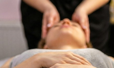60-minütige Ganzkörpermassage inkl. Womb-Massage (für Damen)