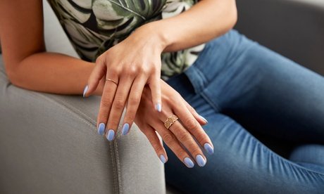 Ca. 75 Min. Klassische Maniküre und Pediküre mit Lack für 1 Person