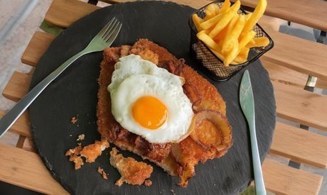 Für 1 Person: Hausgemachtes Schnitzel mit Pommes/ Krokettenund einem Salat (Mi.-Fr. einlösbar)