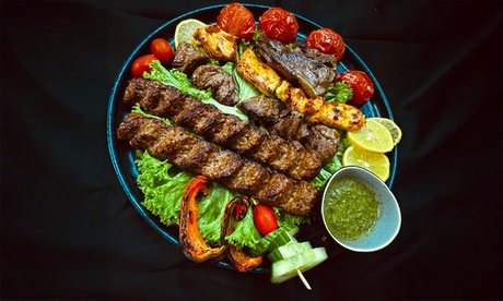 Für 1 Person: 300 g saftiges Rind- oder Lammsteak Pommes Frites Reis und Salat