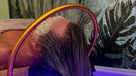 75 Min. Head Spa „Premium“ mit Rotlicht-Maske für 1 Person