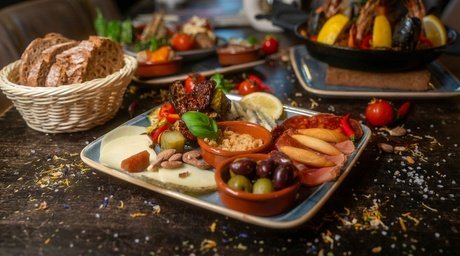 Für 2 Personen: Gemischte Platten nach Wahl im Bodega Madrid