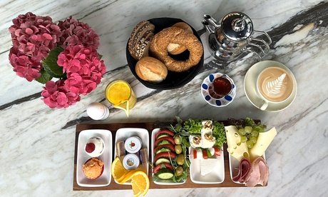 Für 4 Personen: Klassisches Frühstück inkl. Heißgetränk nach Wahl