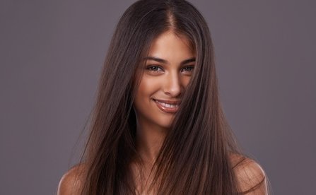 Exklusiver Schnitt mit der heißen Schere für gesunde Haarspitzen für 1 Person (bis zum BH-Verschluss)