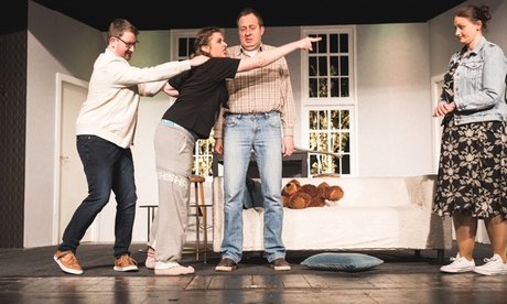 1x Ticket der PK A für „Das (perfekte) Desaster-Dinner“ am Sa. 09.05.2026 um 19.30 Uhr