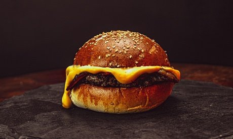 Für 4 Personen: Bürgermenü inkl. Pommes + Getränk