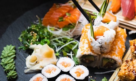 Für 4 Personen: Große gemischte Sushiplatte inkl Miso Suppe & Dessert