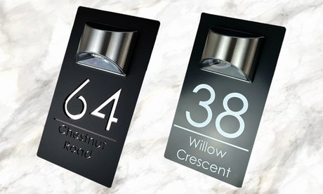 2x großes Haustürschild mit Solarlicht und Text nach Wahl