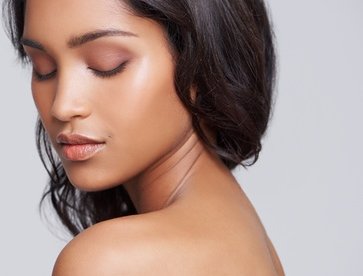 Mit 2 ml Hyaluronsäure: 8-Punkte-Gesichtsbehandlung „Midi“ (bei geringer Gesichtsalterung)