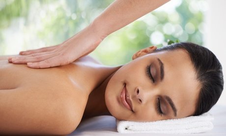 Deluxe Beauty Verwöhnprogramm: Deluxe Gesichtsbehandlung inkl. Massage + Getränk
