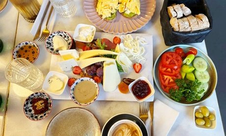 Reichhaltiges Frühstück nach Wahl in einem schicken Ambiente für 4 Personen