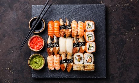Für 4 Personen: Vorspeise nach Wahl und Sushi Platte Katana Bento