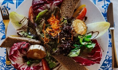 Für 2 Personen: Gegrillter Ziegenkäse mit Salat Honig-Senf-Dressing und Knoblauchbaguette