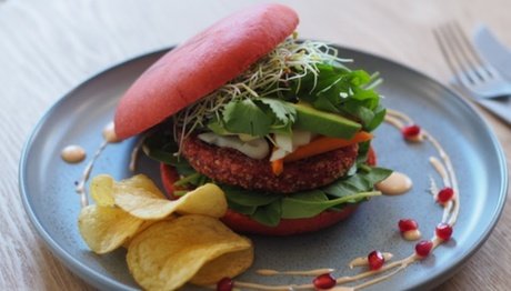 Für 1 Person: veganer Black/Red Burger inkl. Saft oder Schorle