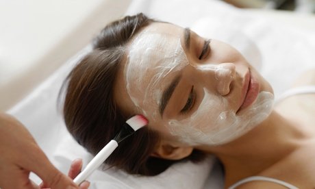 Mittelstark: 60 Min. Fruchtsäure-Gesichts-Behandlung inkl. Hautanalyse für 1 Person