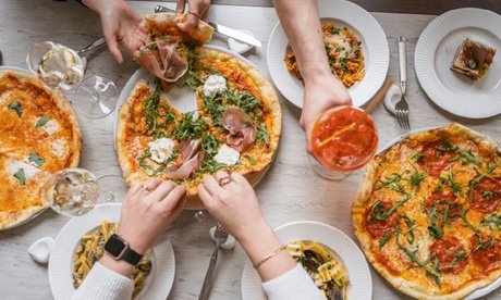 2-Gänge-Menü mit Pizza Pasta Flammkuchen oder Risotto inkl. Vorspeise und Dessert für 4 Personen
