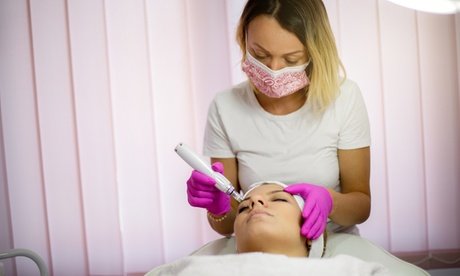 Für Gesicht und Hals: Kosmetisches Microneedling