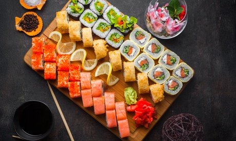 Für 4 Personen: Sushi-Platte mit Vorspeise Dessert und Getränk